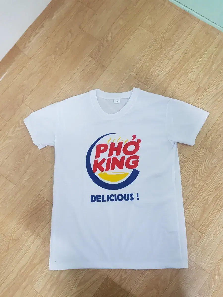 I'm selling a Burger King short-sleeved T-shirt (bought in Da Nang, size 95)