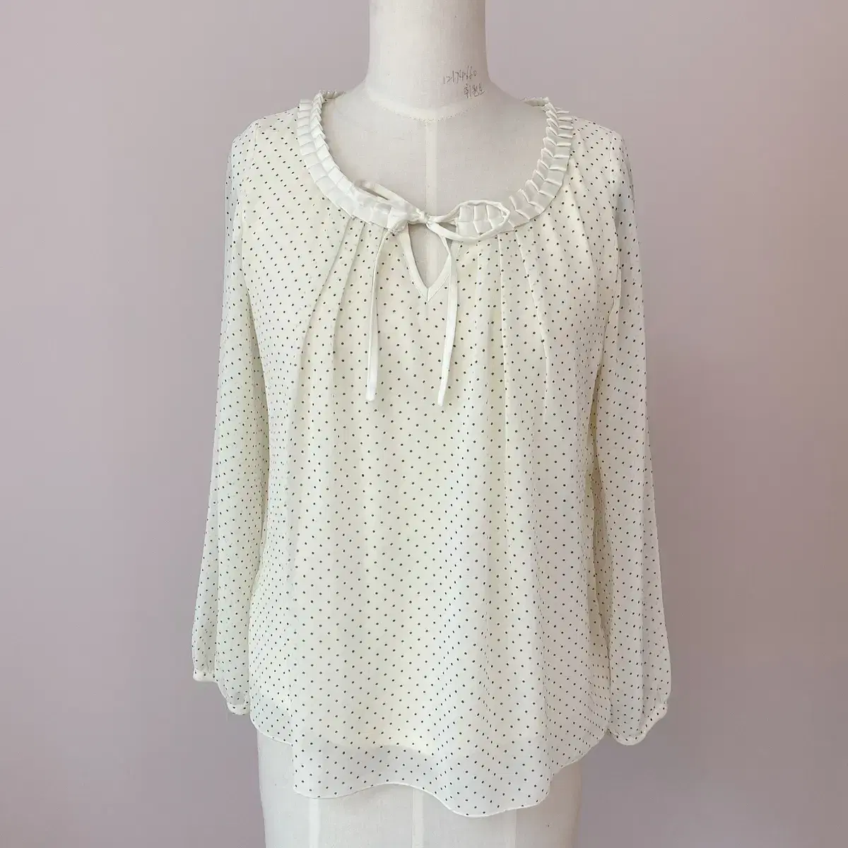 Dot ribbon blouse