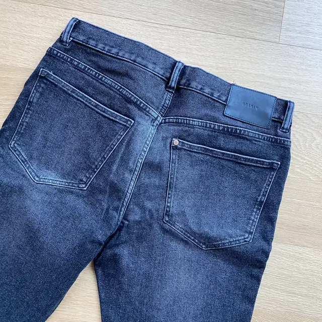 [H&M] relaxed skinny jeans