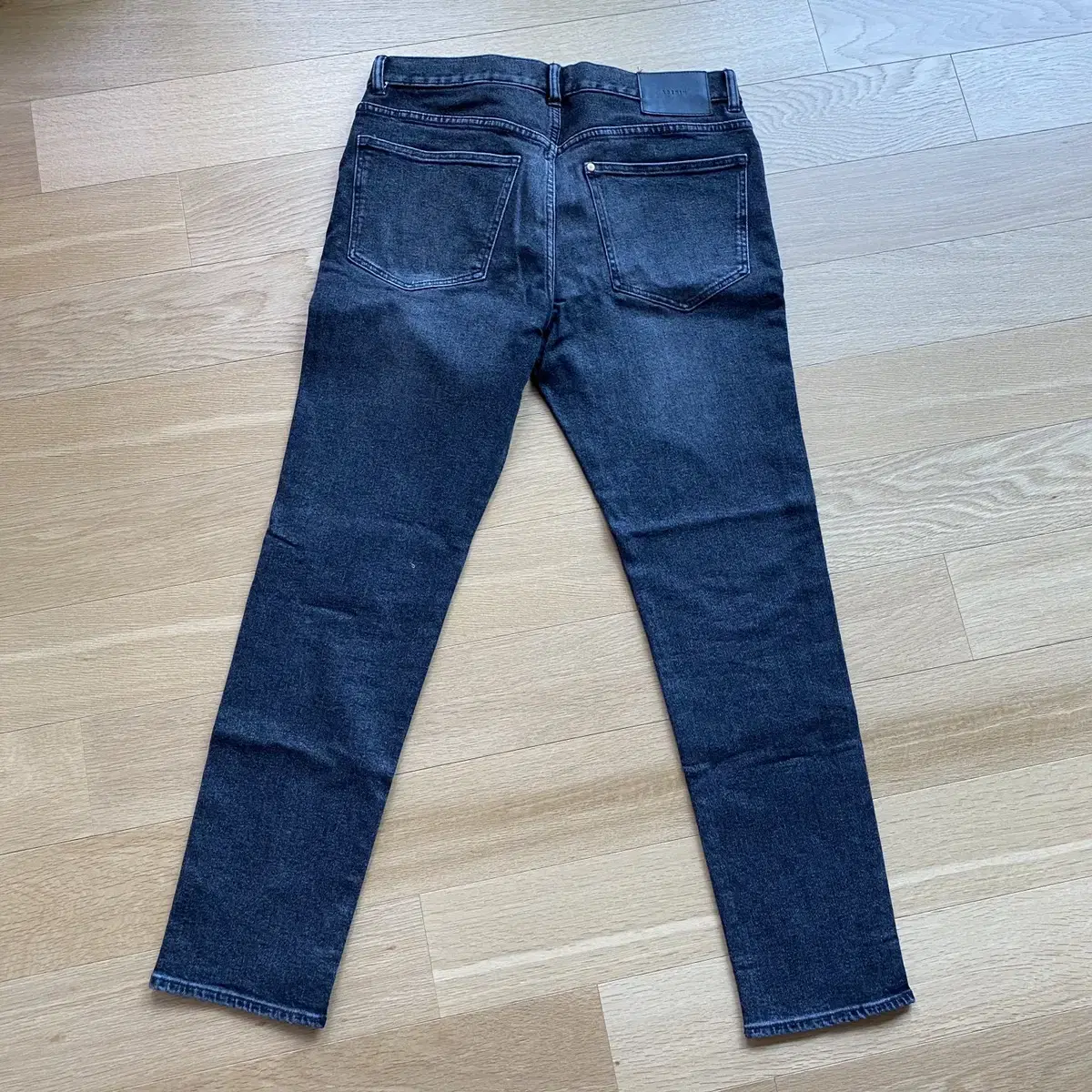 [H&M] relaxed skinny jeans