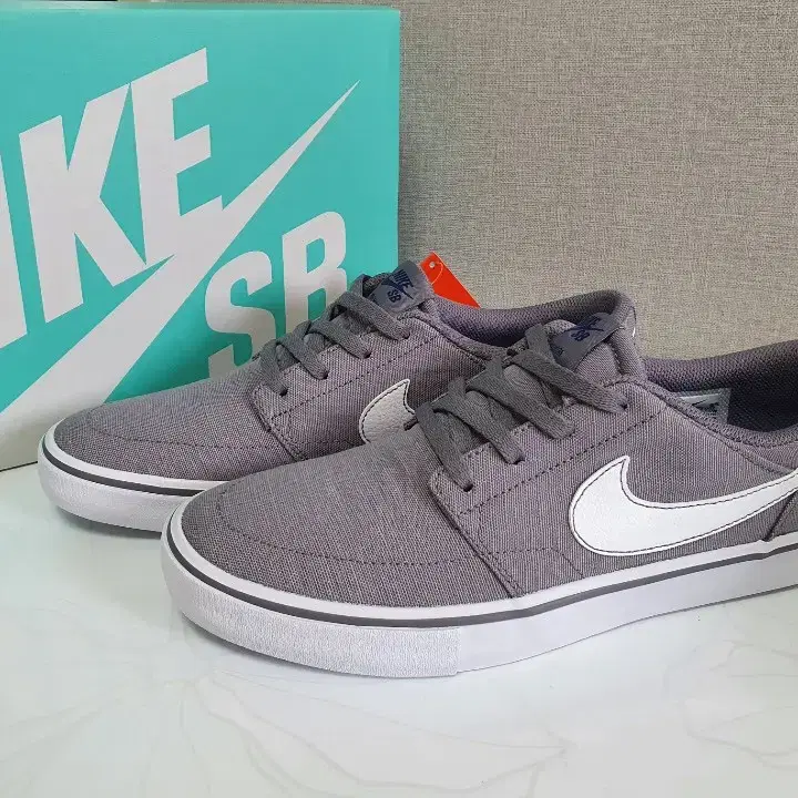 나이키  Nike SB CHARGE CNV 그레이 (새상품)