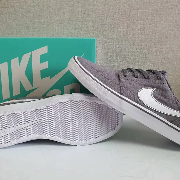 나이키  Nike SB CHARGE CNV 그레이 (새상품)