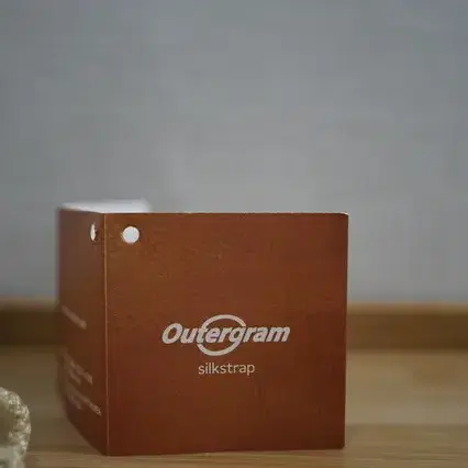 Outergram 아우터그램 수제 실크 카메라 넥 스트랩 팝니다.