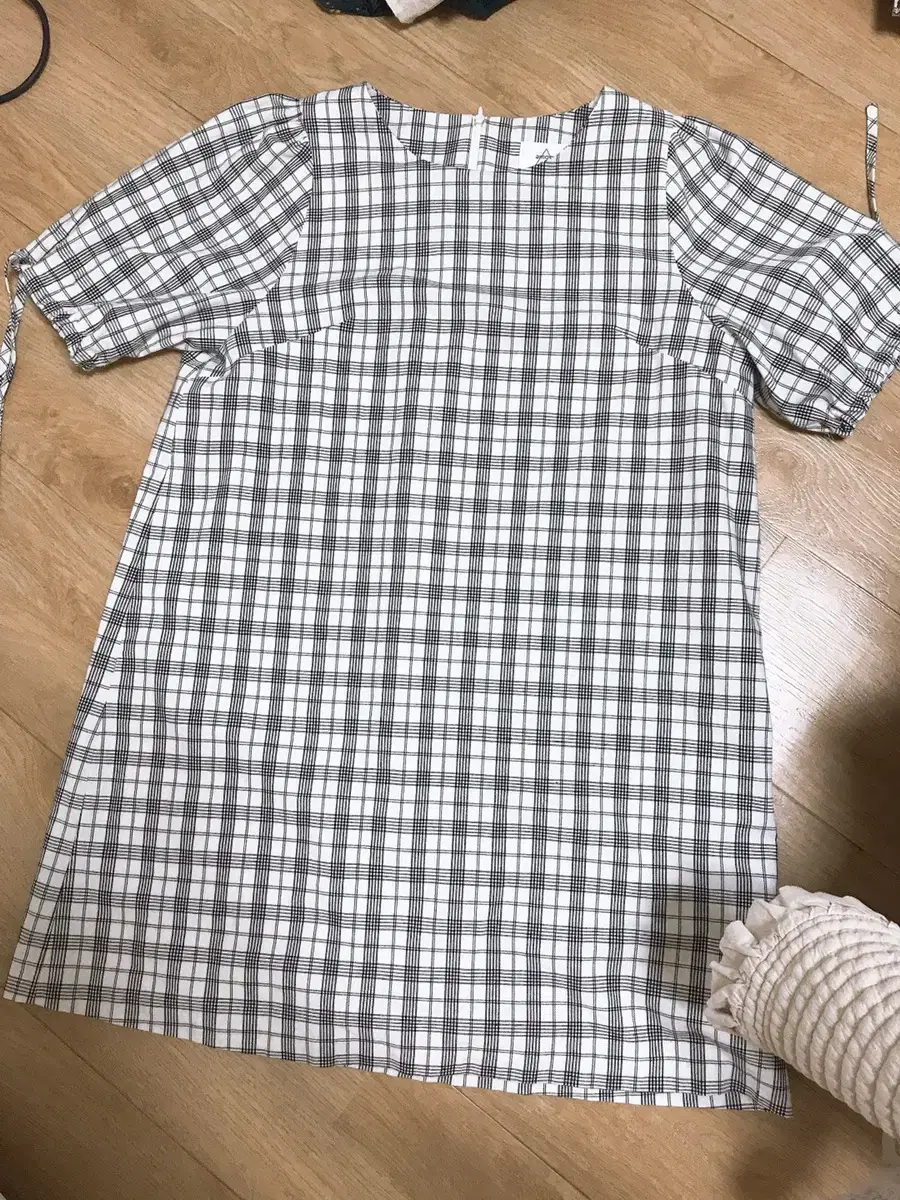 어몽 (among) vahn short sleeve check ONEPIECE