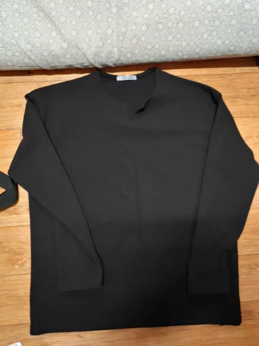 Long-sleeved shirt with a cut