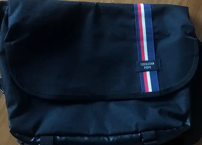 Pips Essential Messenger Bag