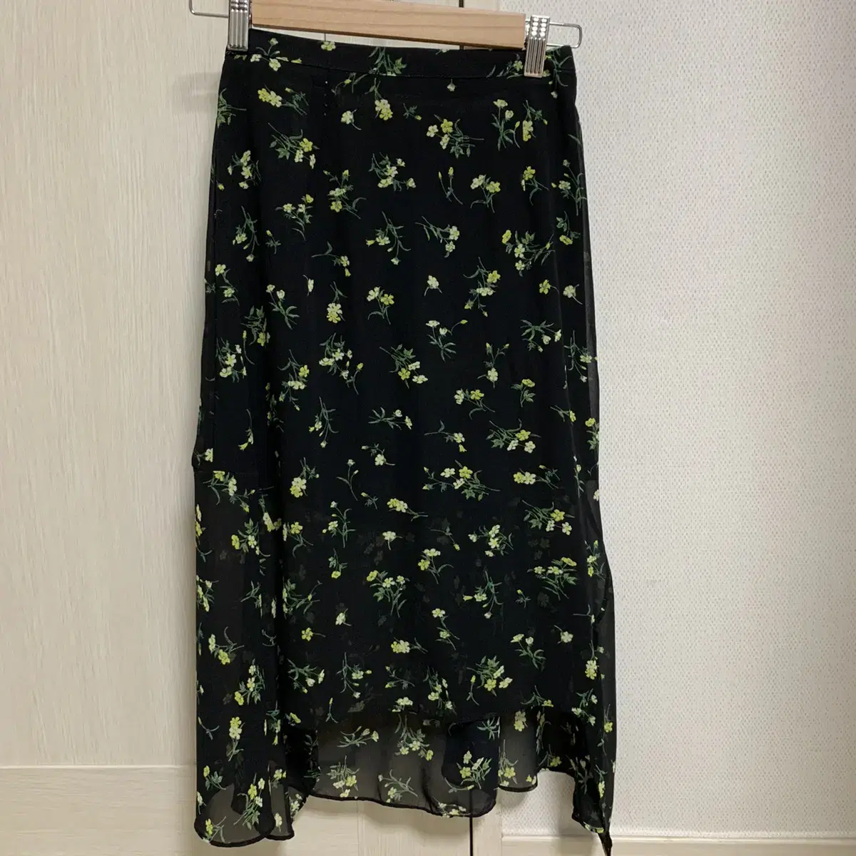 Unbalanced flower see-through skirt