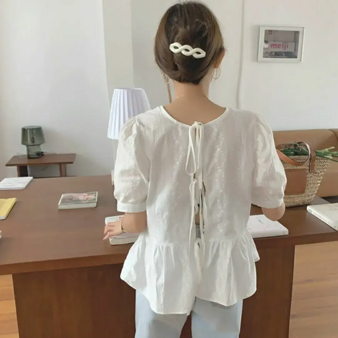 Embroidered blouse with back ribbon points