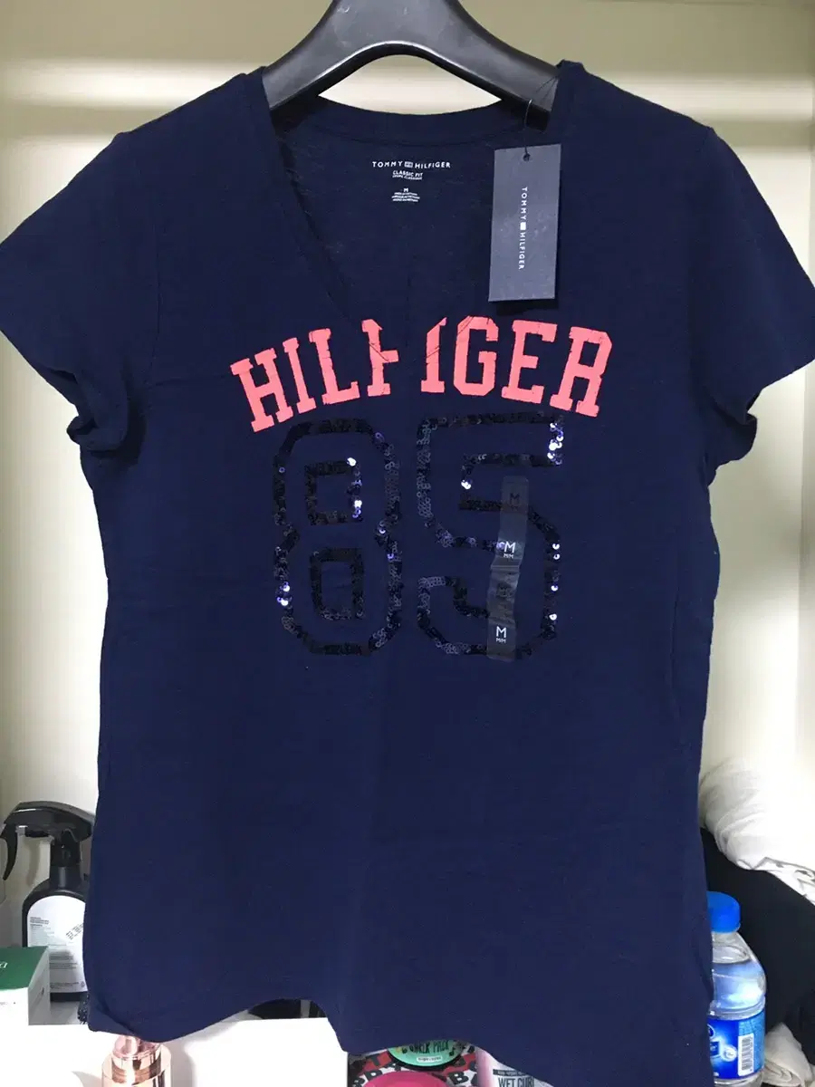 A genuine Tommy Hilfiger women's medium-sized T-shirt bought in the US is sold for 20,000 won.