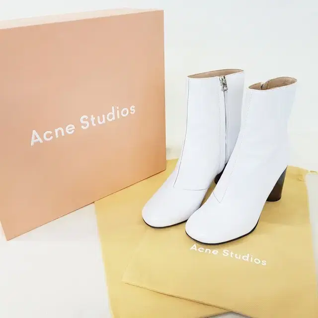 ACNE STUDIO 아크네스튜디오 엘리스 화이트 앵클부츠 A001