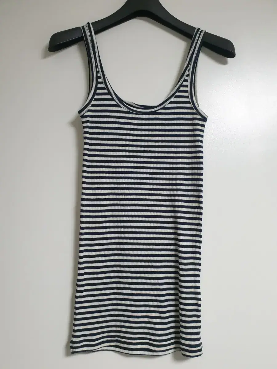 (One-time wear) Armani Exchange Women's yeoreum Sleeveless Top S-size