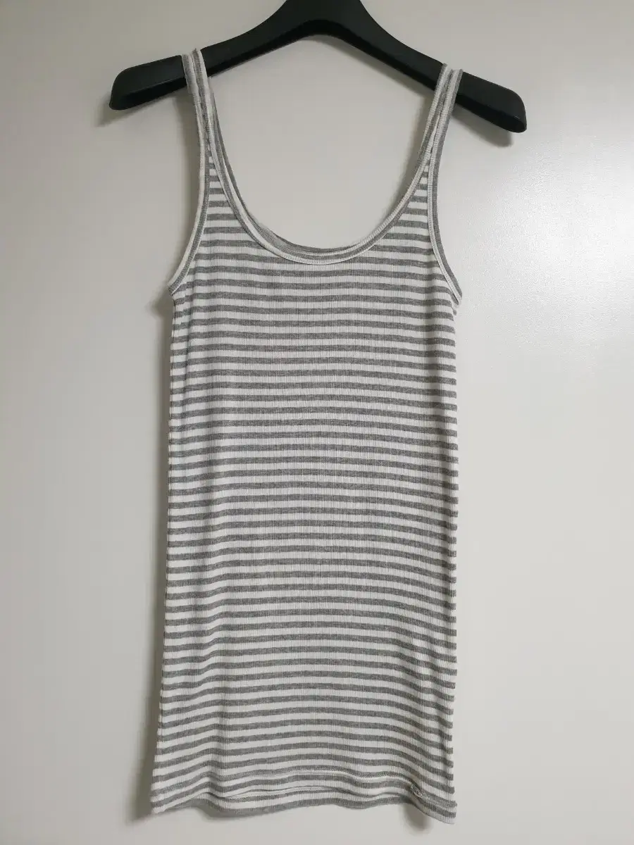 (One-time wear) Armani Exchange Women's yeoreum Sleeveless Top S-size