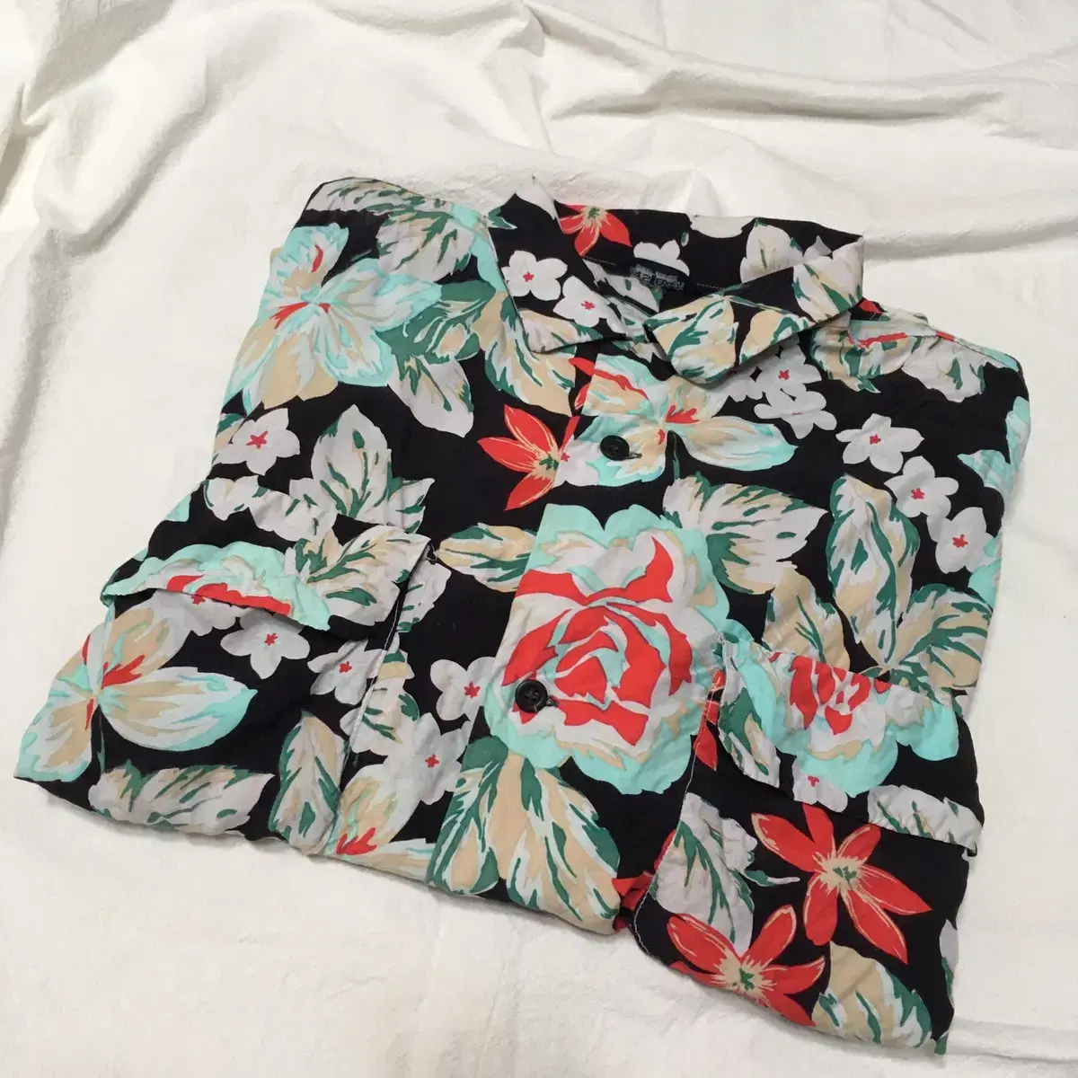 Black Hawaiian Southern shirt with floral pattern