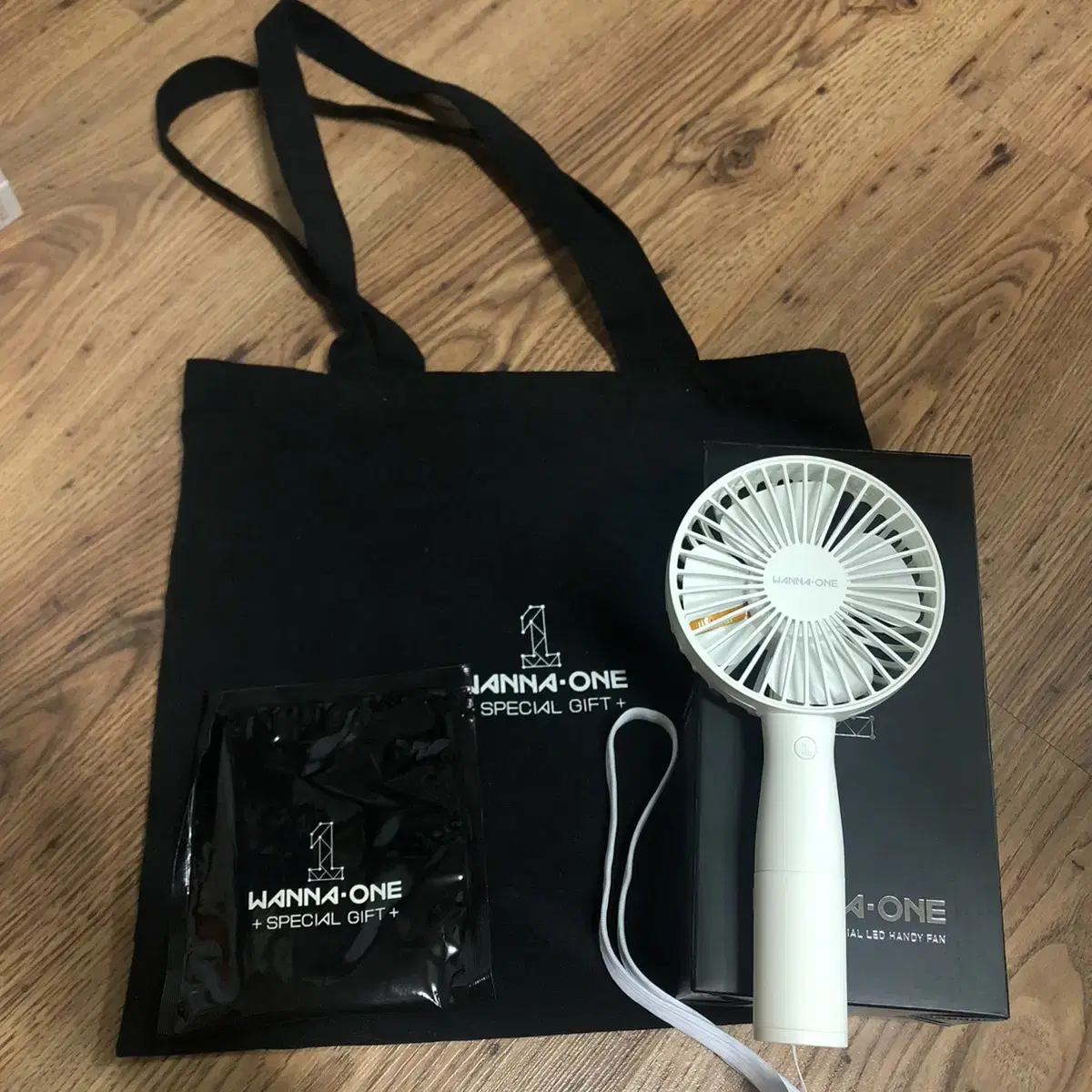 Wanna One Concert Gift Bag (Fan Hot Pack Bag)