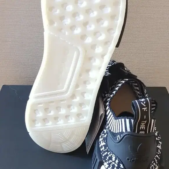 아디다스 NMD R1 프라임니트 지브라