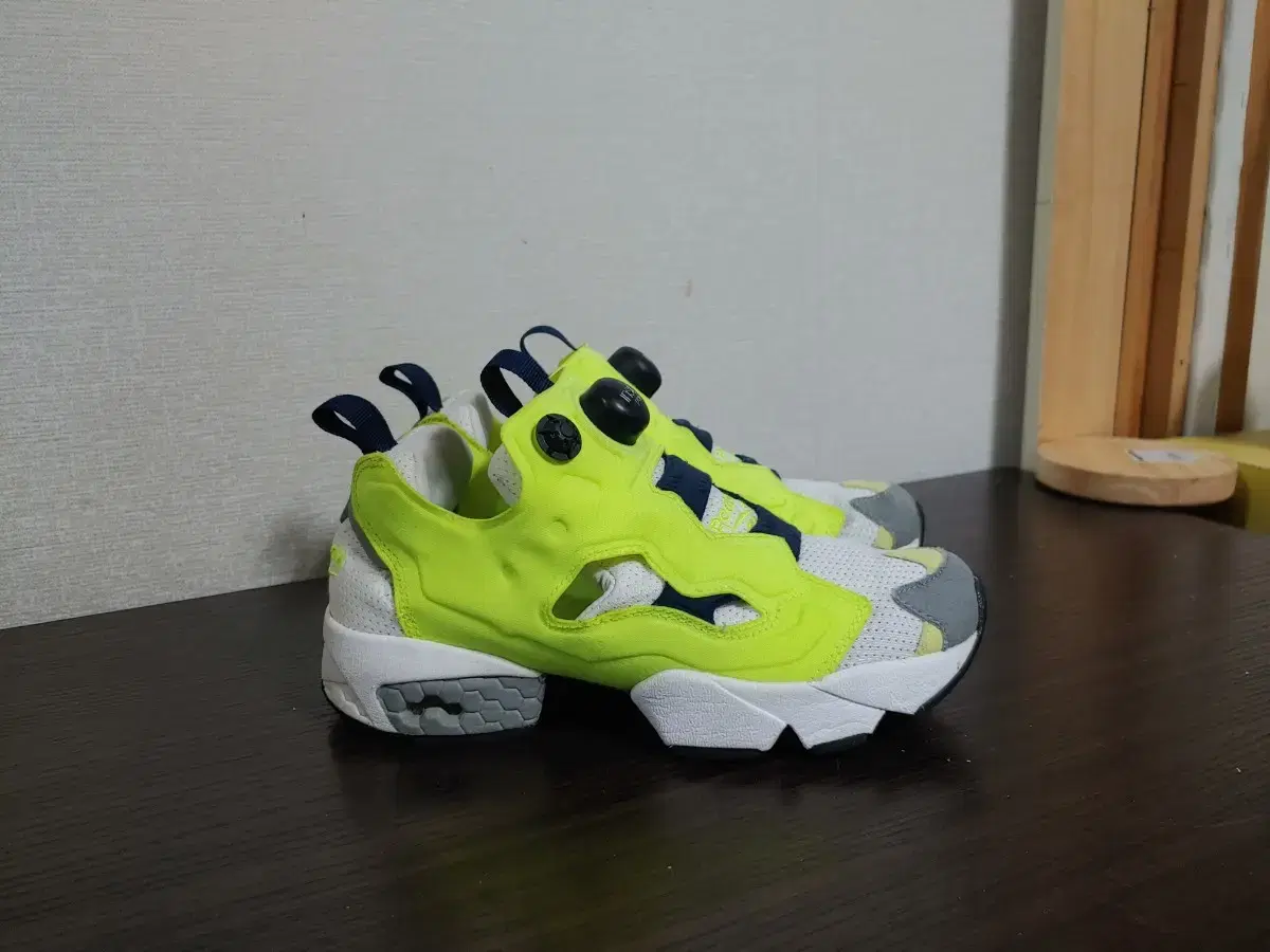 230 Reebok Insta Pump Fury Jackie Chan Glow M40935 Gundam