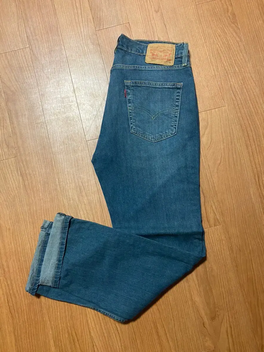 Levi's 514 sells