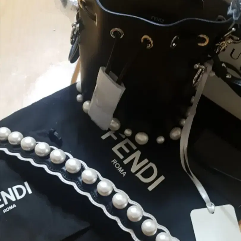 새상품) Fendi 스트랩유 블랙 진주