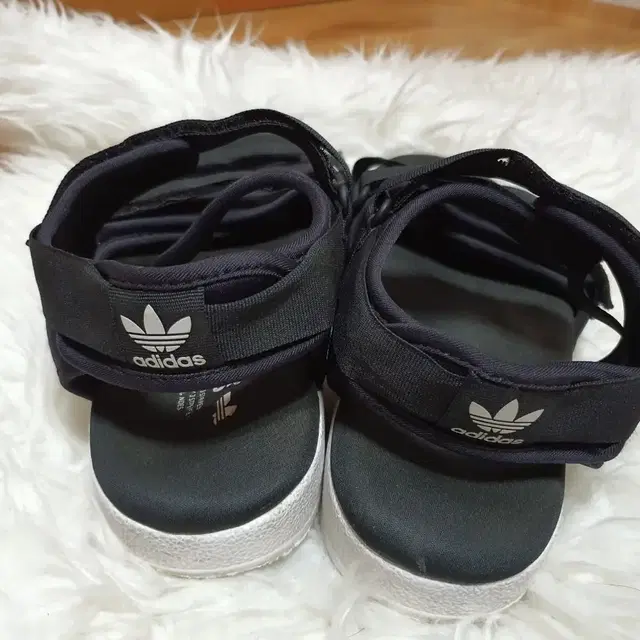 ADIDAS 아디다스남성샌들 이며 사이즈는 CHN275 입니다 약270-