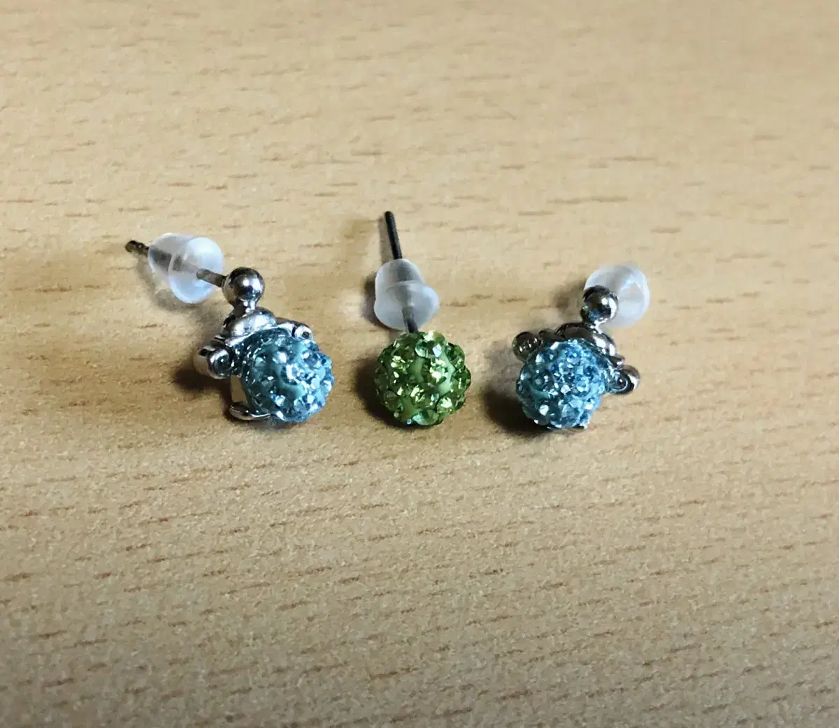 Adorable light blue earrings! Light green is a bonus~