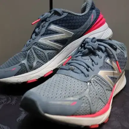 뉴발란스 VAZEE RUSH 240