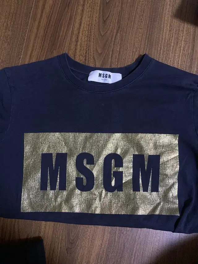 정품 msgm 라운드넥 s 반팔 금장 검정 블랙