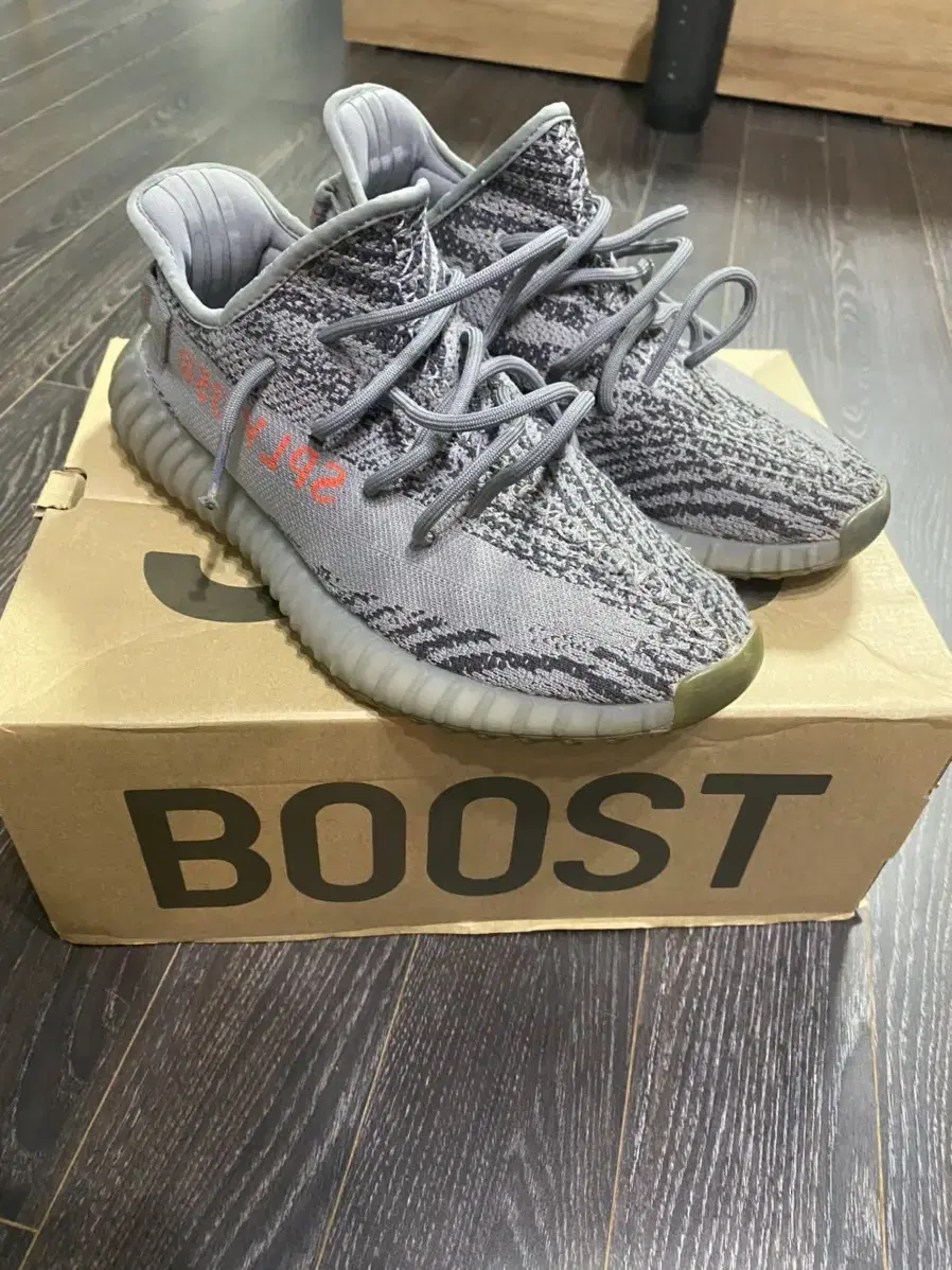 Yeezy 350 벨루가 사이즈 9