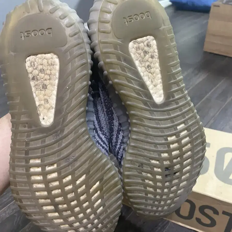 Yeezy 350 벨루가 사이즈 9