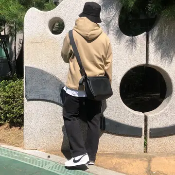 남여공용 미니멀 레더 크로스백 무신사 메신저백 칼하트 | 브랜드 중고거래 플랫폼, 번개장터 남여공용 미니멀 레더 크로스백 무신사 메신저백 칼하트 | 브랜드 중고거래 플랫폼, 번개장터