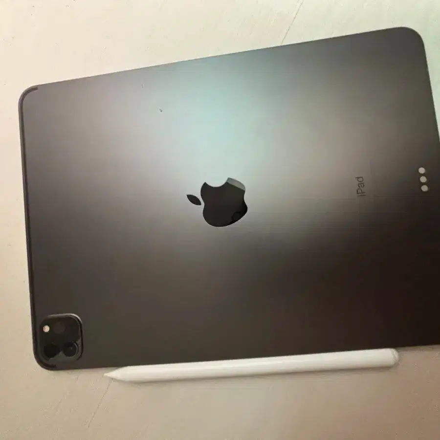 아이패드 프로2 11인치 256 펜슬미포함.맥북아이폰교신받아요.