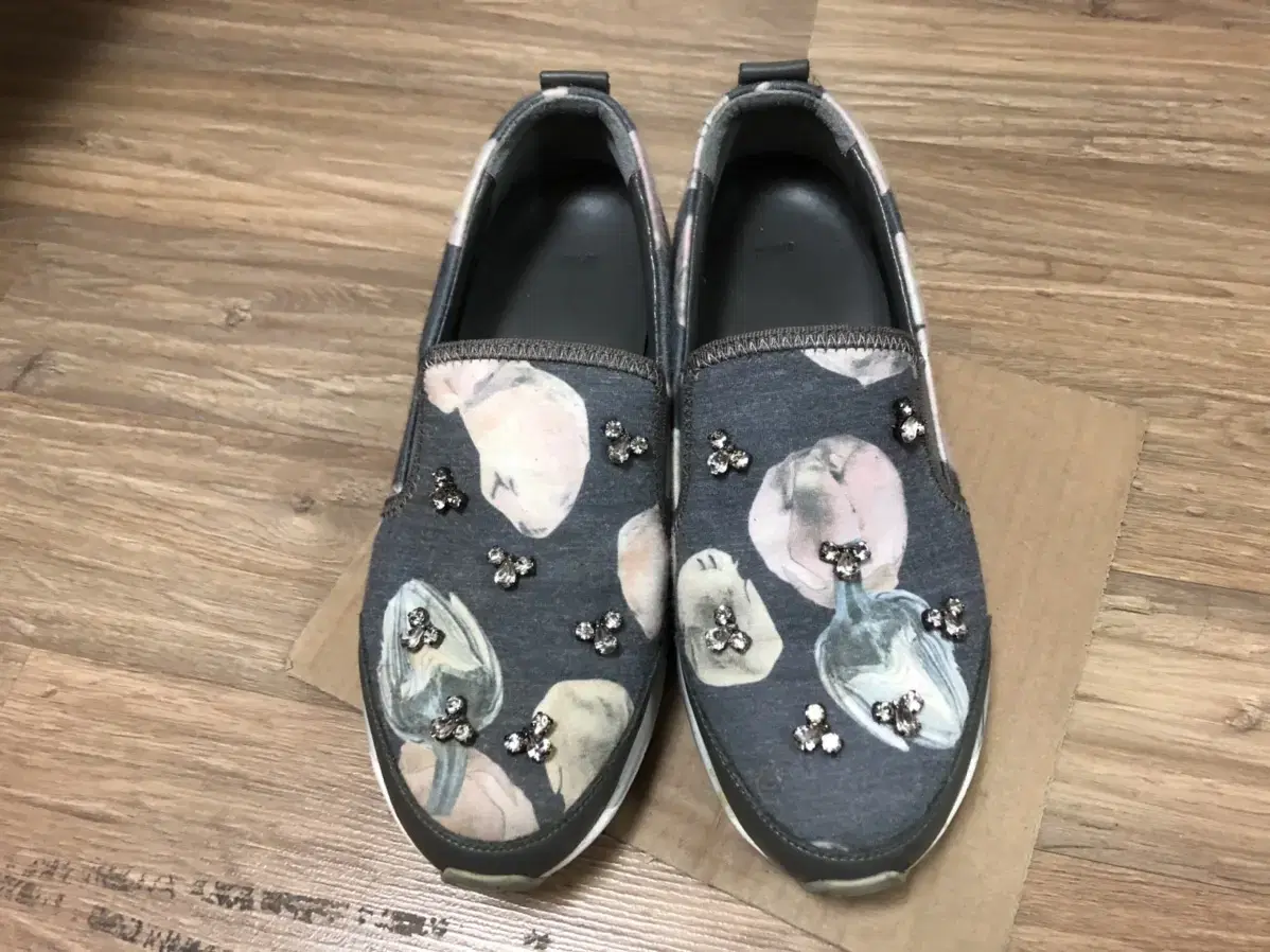 Slogan Cubic Flower Slip-On 240