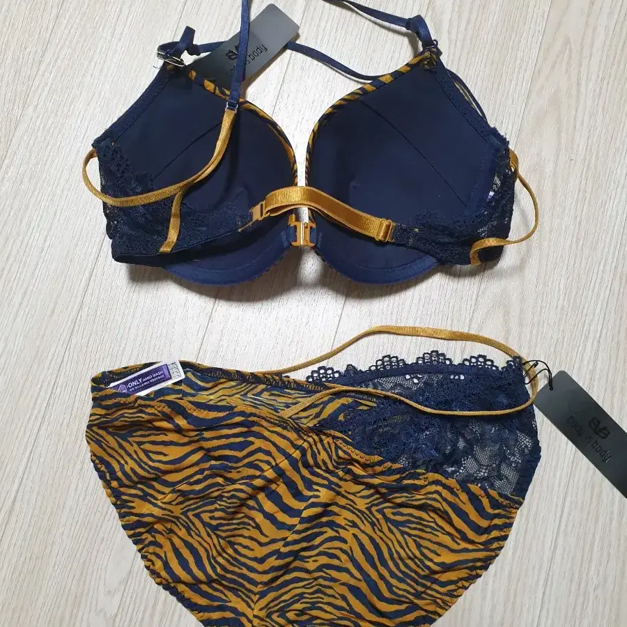 Underwear 75c,울랄라공주,스트링브라,앞후크 on Bunjang with safe global shipping.