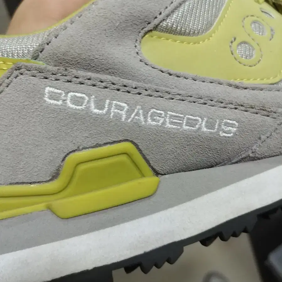 써코니 그레이 형광 커리지어스 courageous