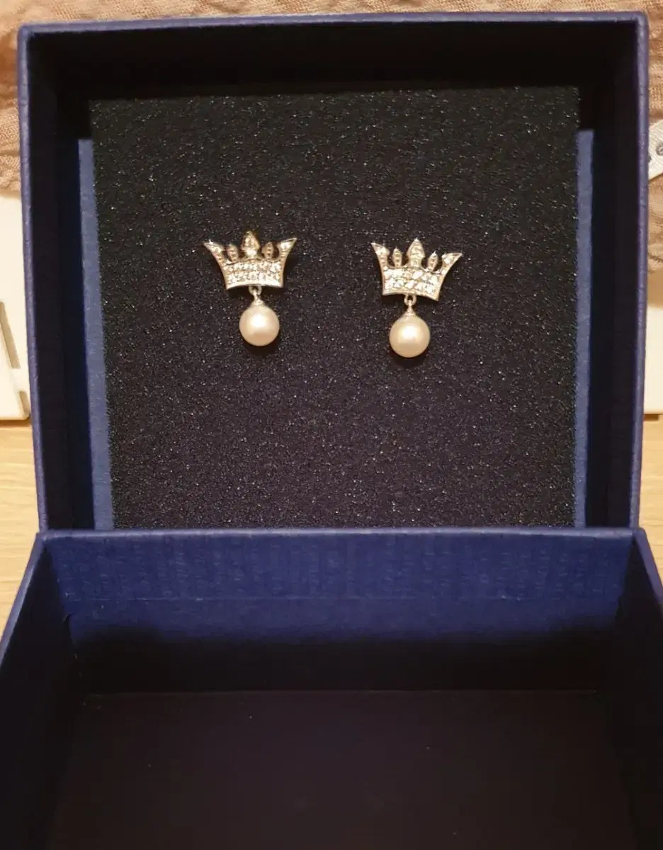 Jay's T-ara Freshwater Pearl Earrings in 14K