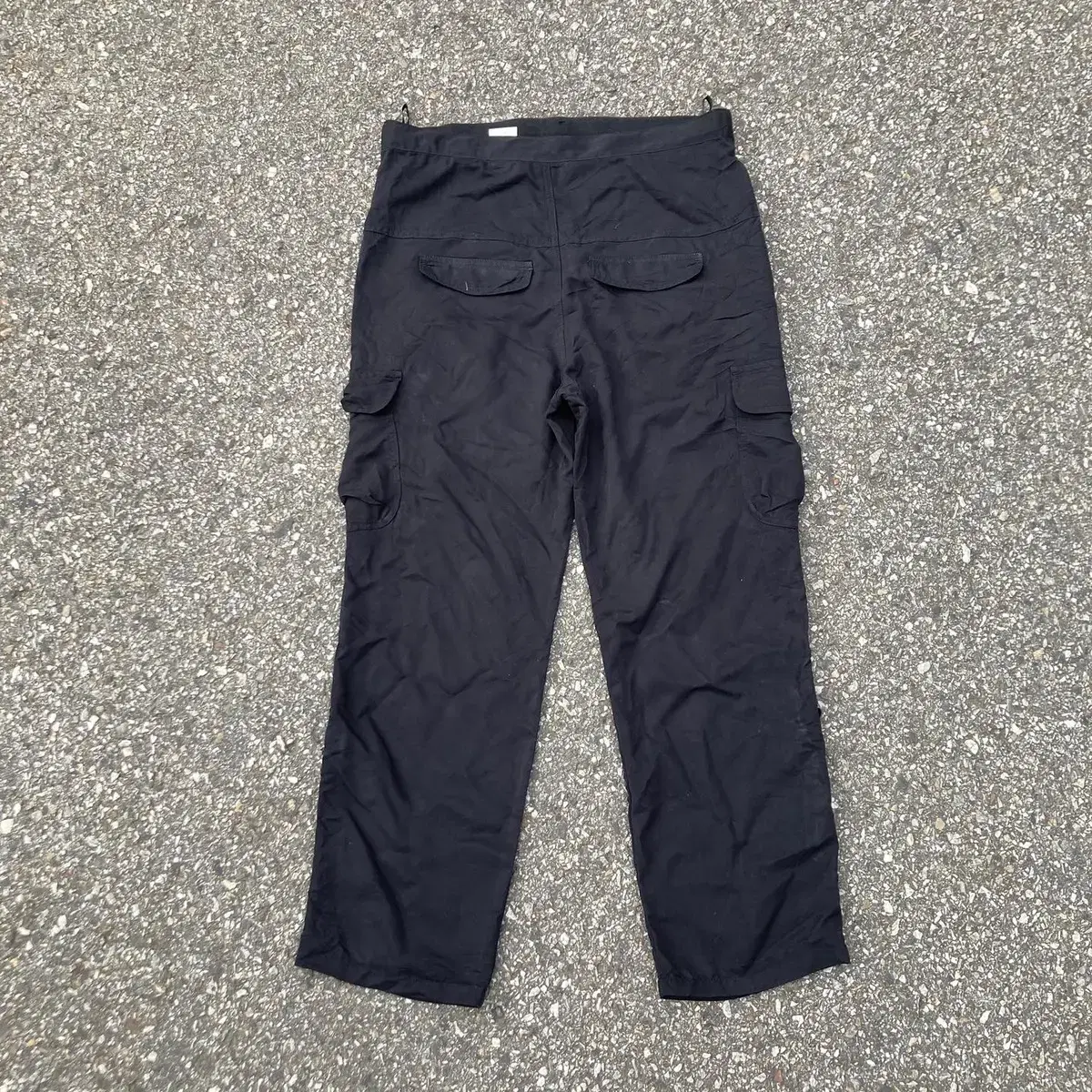 black pocket pants