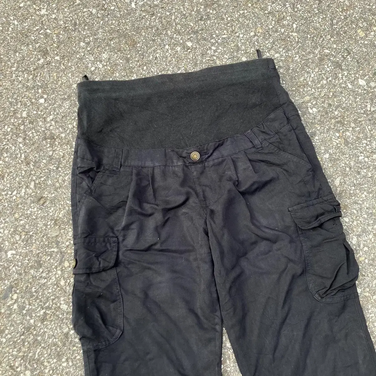 black pocket pants