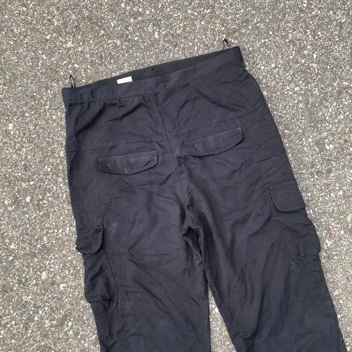 black pocket pants