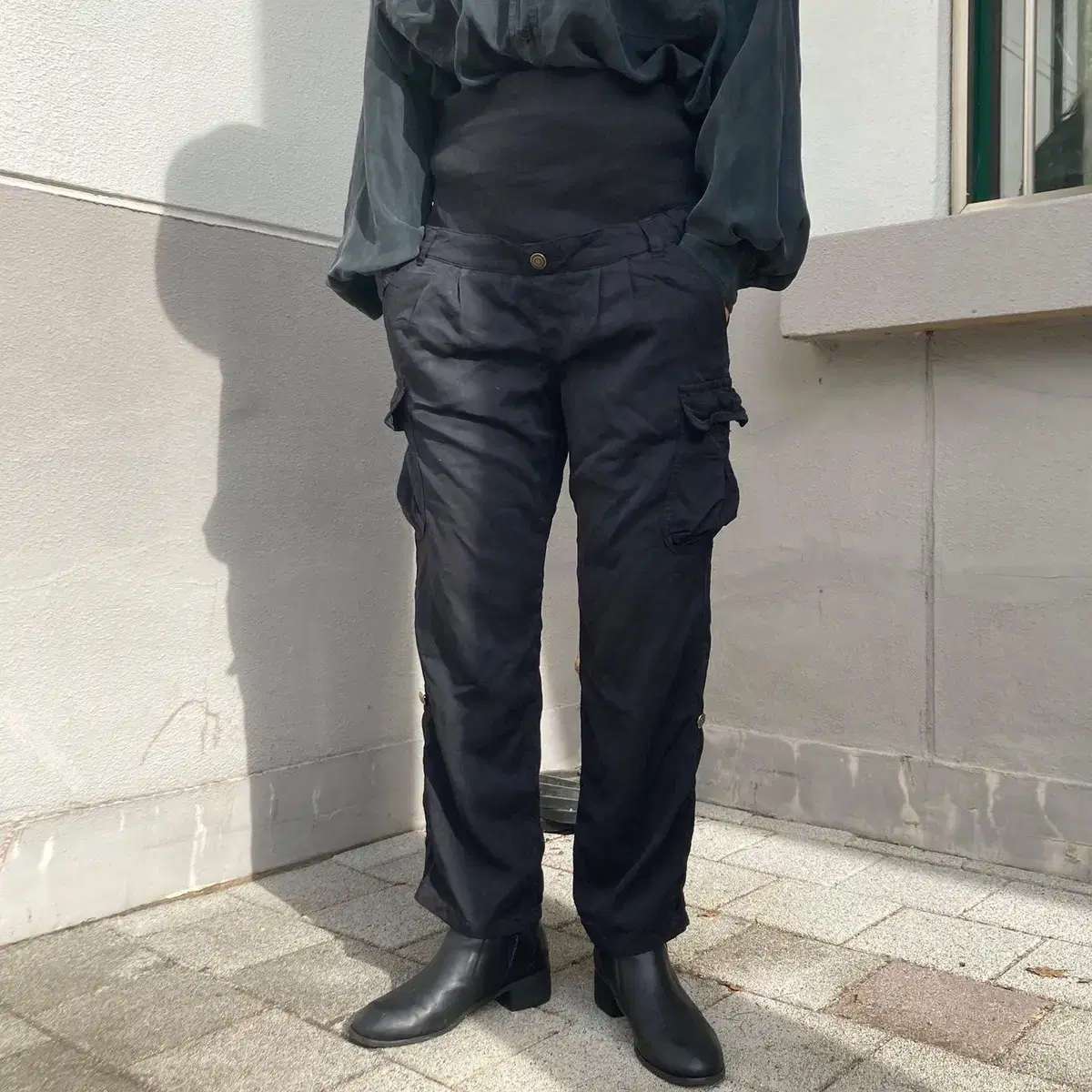 black pocket pants