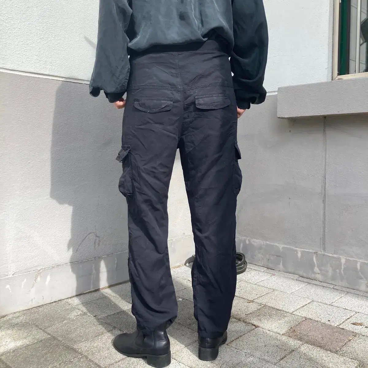 black pocket pants