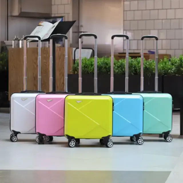 Real-life luxury hard-shelled carry-on suitcase for travel 18-inch