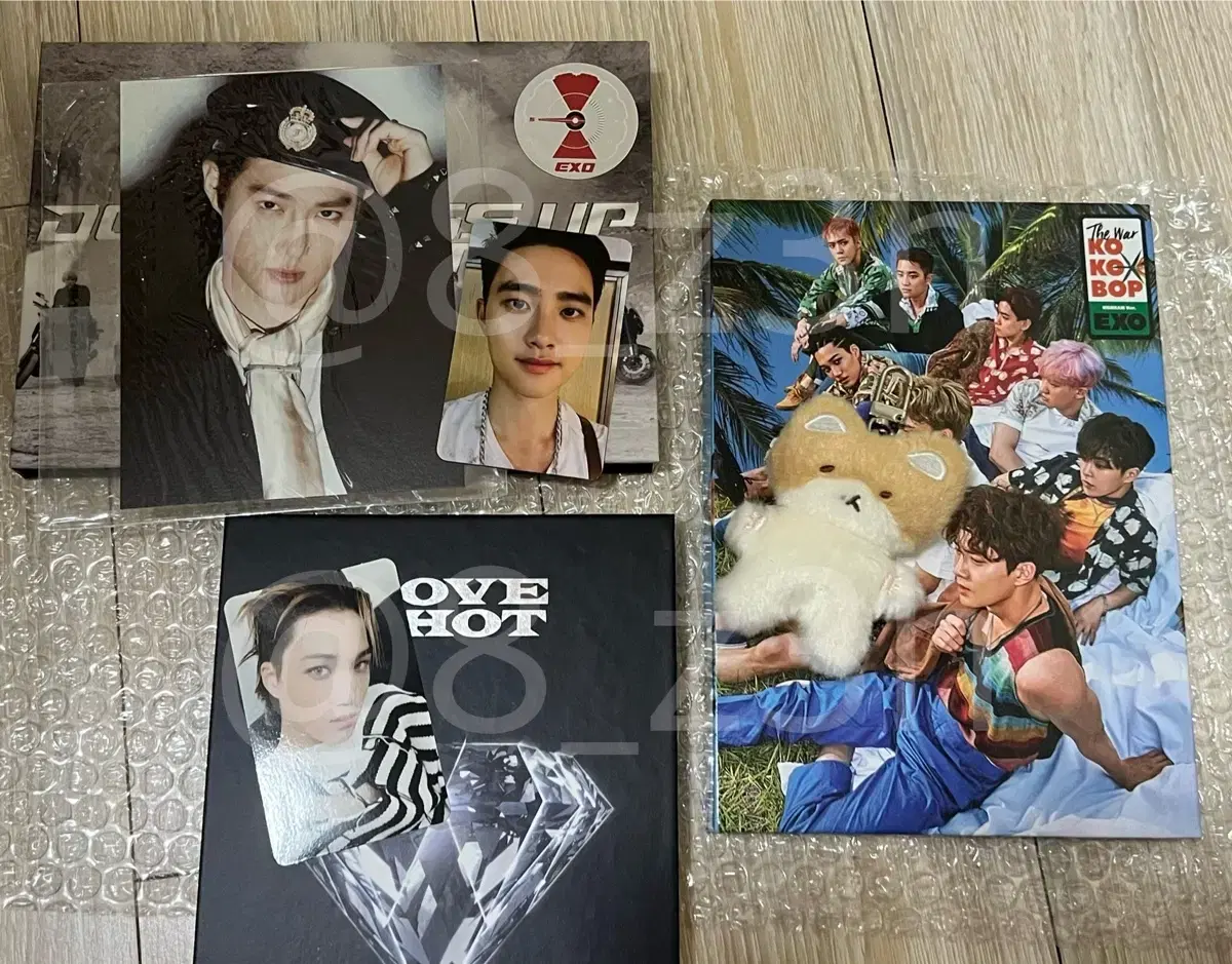 Exo teolaegi keyring and album transferred to WTS