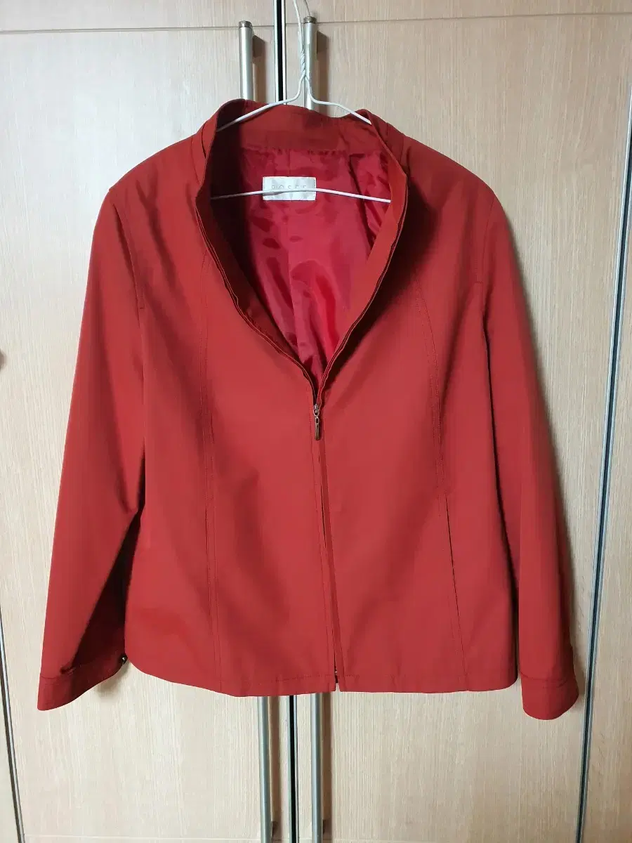 I'm selling my LG Fashion Rosee zip-up jumper.