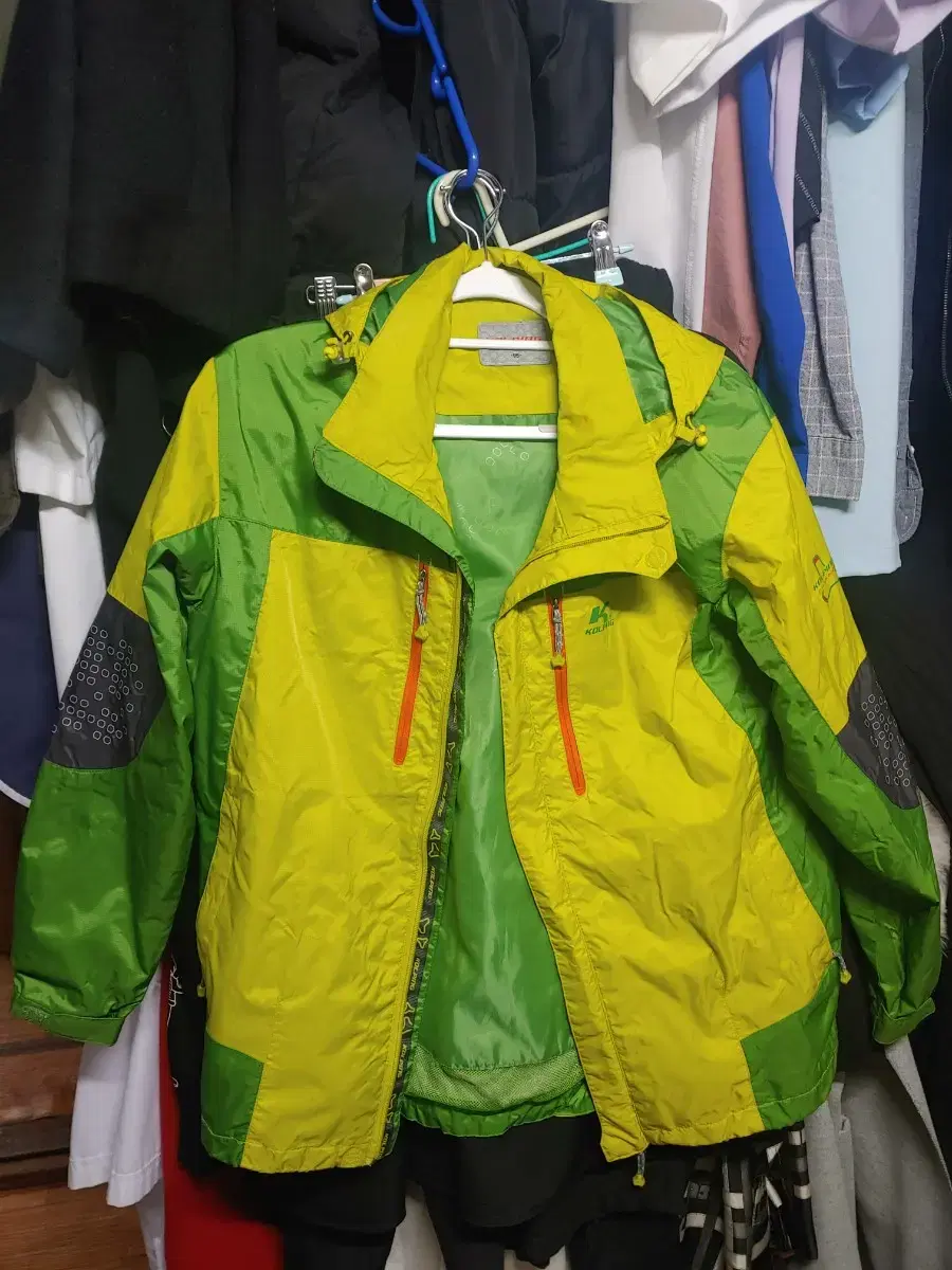 Quick sale of hiking clothes Windbreaker