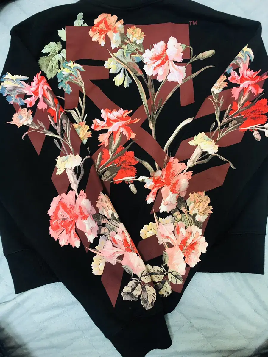 Off-white flower top