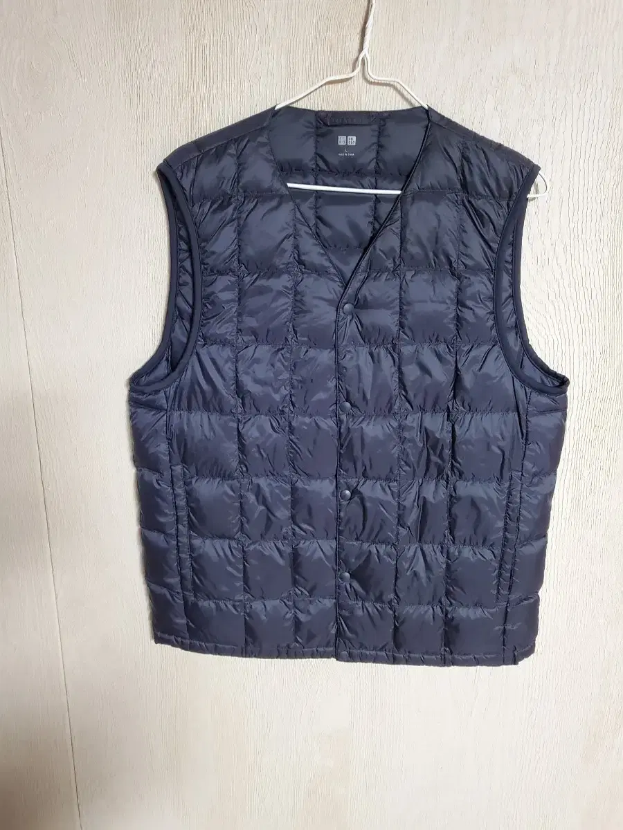 Uniqlo Padded Vest V-neck Navy L