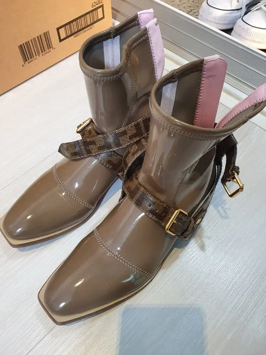 [100% Genuine] Fendi Ankle Boots Size 37