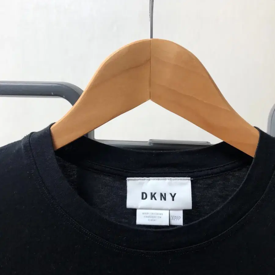 DKNY 로고 반팔 티셔츠