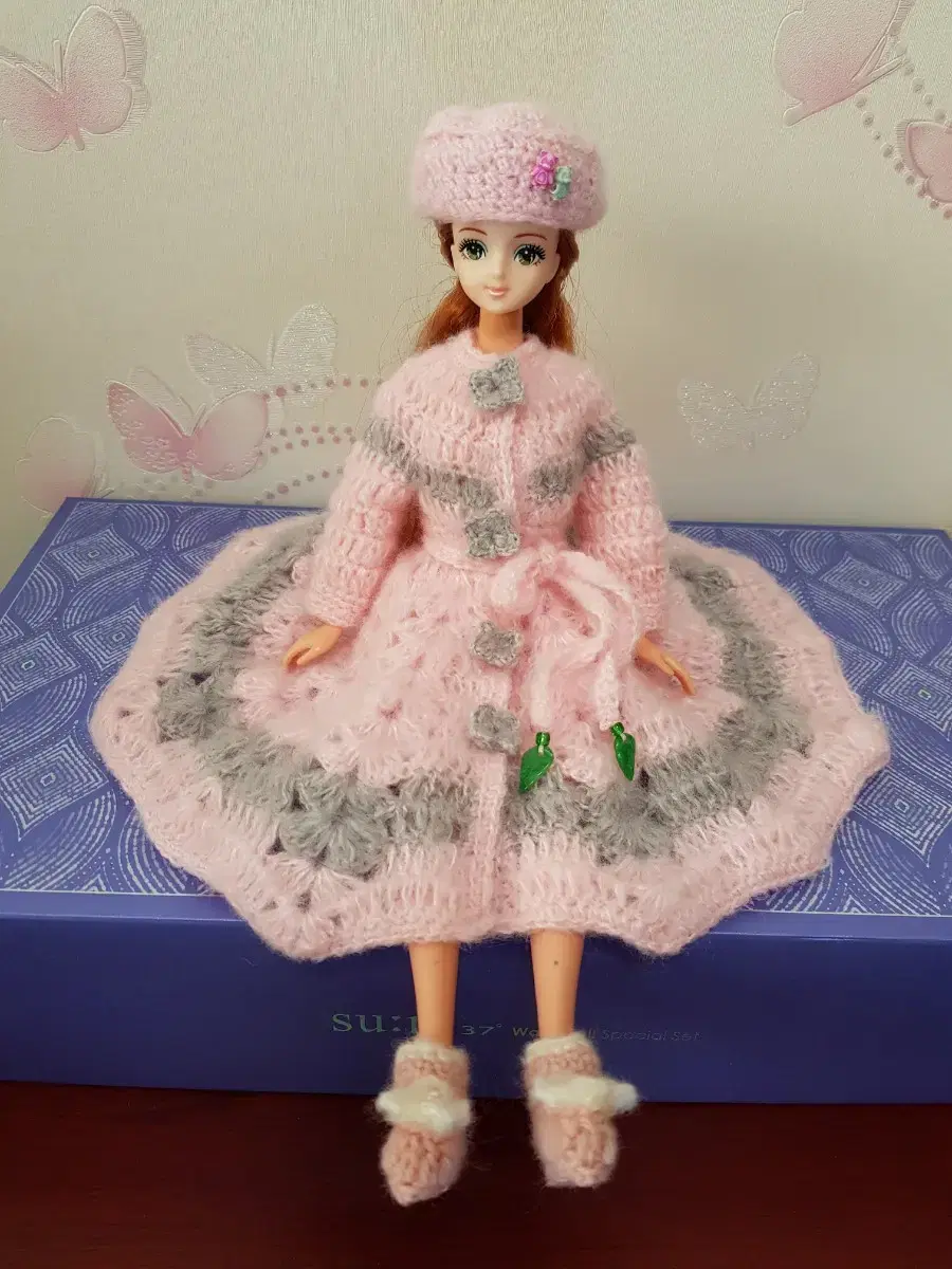 doll clothes (flared pink front closure knit one piece)