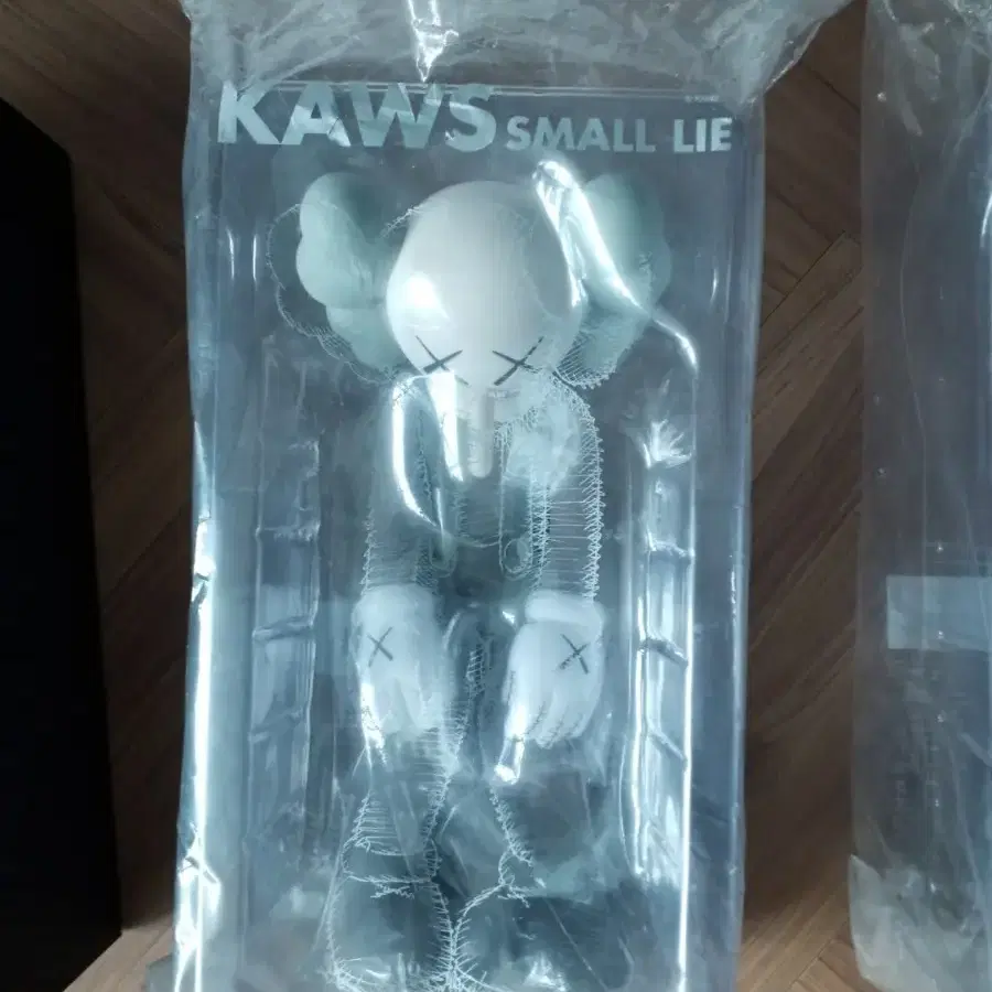 [국내배송] KAWS 카우스 small lie 피규어