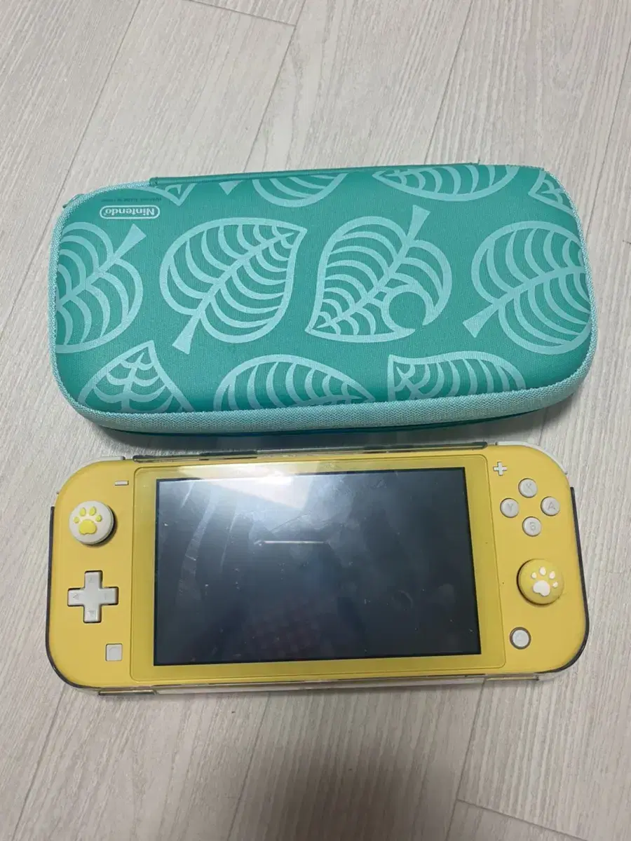 Nintendo Switch Lite + Animal Crossing: New Horizons + pouch + charger + amiibo card